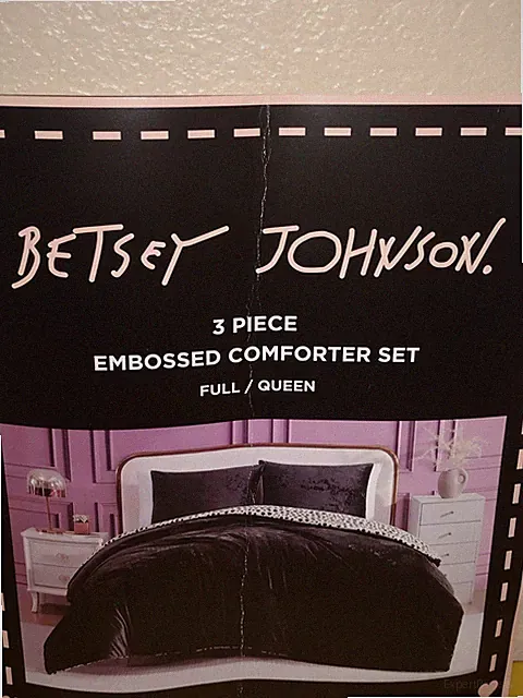 BETSEY JOHNSON 3 PIECE BED SET QUEEN SIZE BETSEY JOHNSON EMBOSSED COMFORTER SET