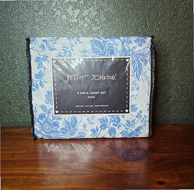 Betsey Johnson- 4 Pice King, Blue & White Toile Flowers Sheet Set (New)