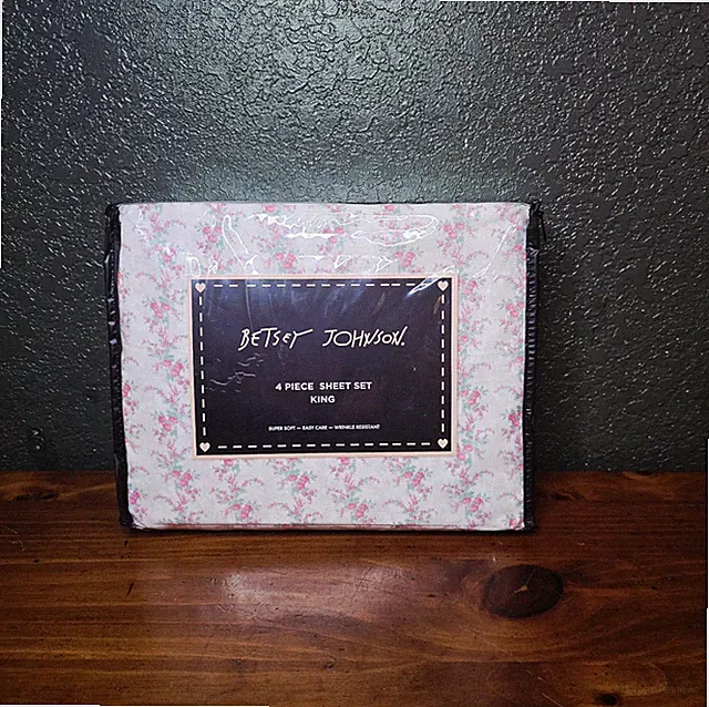 Betsey Johnson- 4Pc KING , Trailing Bouquet Pink Rose Sheet Set (New)