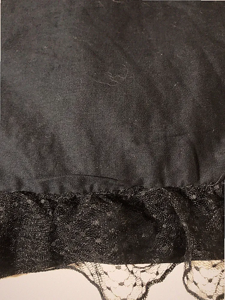 Betsey Johnson Black Lace Edge Bed Skirt Queen 14” Split Corners