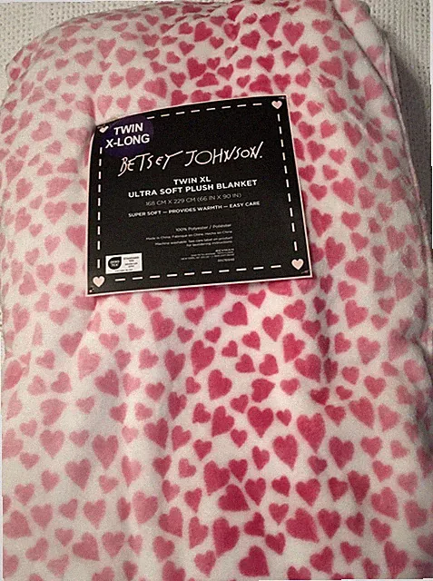 BETSEY JOHNSON HEARTS 💕 DESIGN TWIN XL BLANKET White Pink Ultra Plush 90x66 NWT