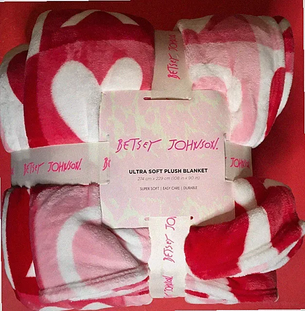 BETSEY JOHNSON HEARTS 💕 XO DESIGNS KING SZ ULTRA PLUSH BLANKET 108”x90” NWT