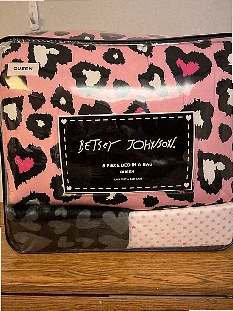 Betsey Johnson Pink 8pc Queen Comforter Set Flat Fitted Sheet Pillow Sham Throw