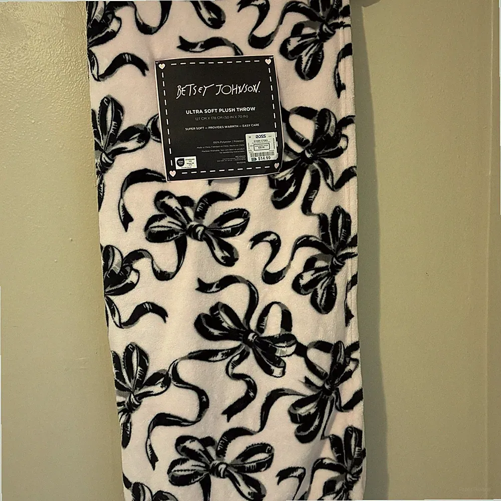 Betsey Johnson Pink & Black Ribbon Bow Ultra Soft Plush Throw Blanket NWT