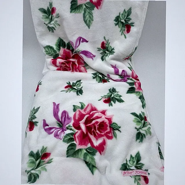 BETSEY JOHNSON Ultra Soft Full QUEEN Roses Floral Bows White Plush Blanket